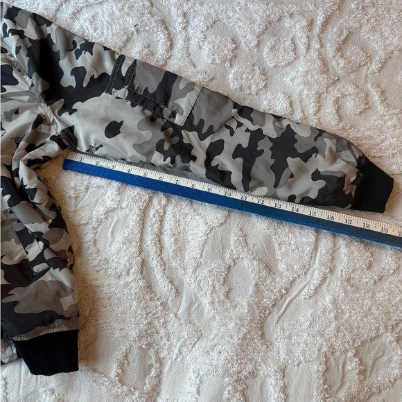 Camo Bomber reversible Jacket. No tag for size - check out measurements. B6 - Picture 6 of 7